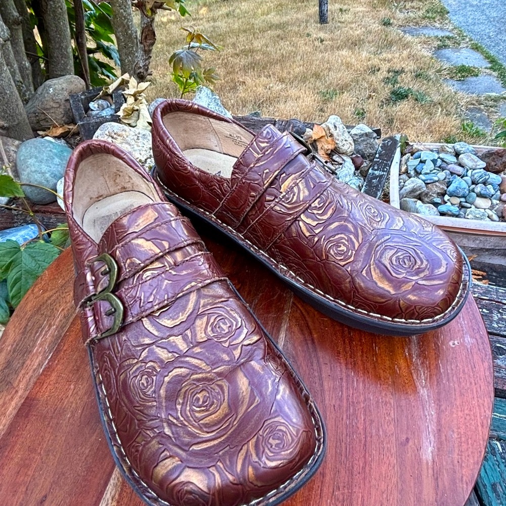 Alegria size 9 Brown and Gold Clogs with Embossed Floral Design - Picture 2 of 10